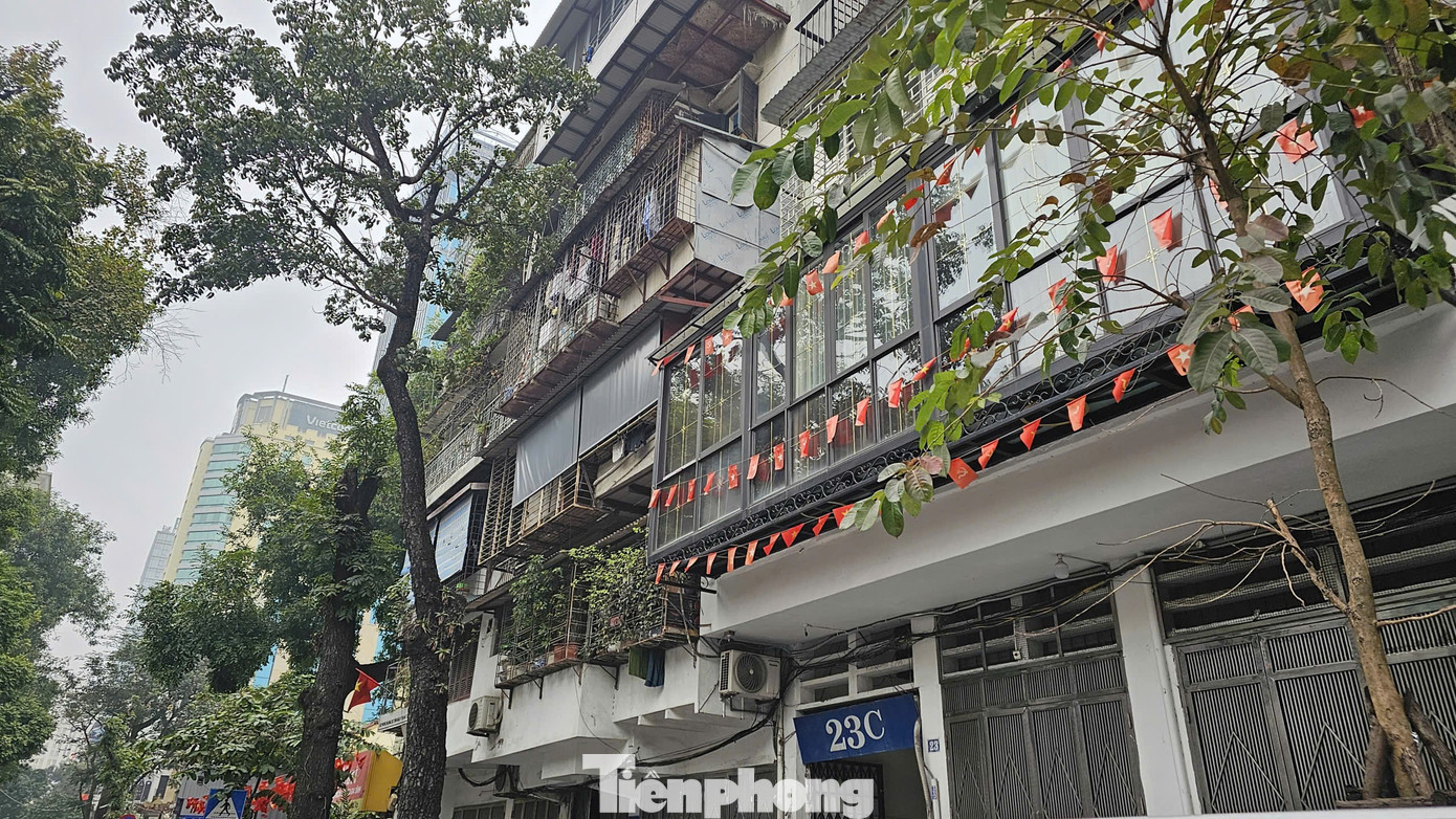 Mức giá rao bán nhà tập thể cũ cao bất thường thời gian gần đây còn do kỳ vọng và tâm lý đầu cơ. Trong ảnh: Khu nhà tập thể trên phố Tông Đản. (Ảnh: Ninh Phan) tp-nha-tap-the-cu.jpg