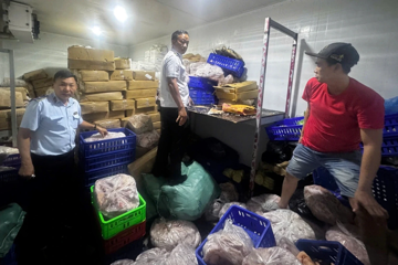 Kiểm tra đột xuất kho thực phẩm, phát hiện 744kg thịt cá đông lạnh không nguồn gốc