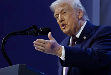 Lộ ảnh một bên tay bị bầm tím gây sốt cộng đồng mạng, ông Trump nói gì?