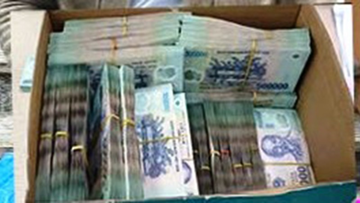 Tạm giữ Ngô Đức Thành SN 2003, thu hồi hai gói hàng chứa 7,85 tỷ đồng tiền mặt