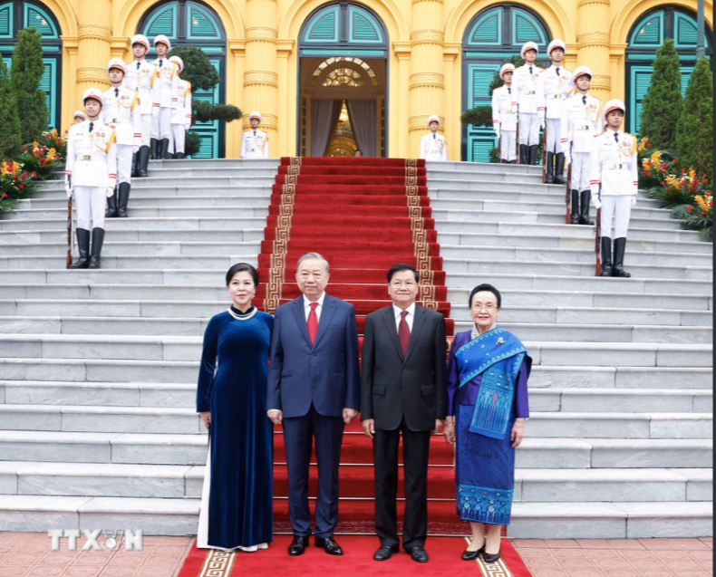 Tổng Bí thư Tô Lâm và Phu nhân cùng Tổng Bí thư, Chủ tịch nước Lào Thongloun Sisoulith và Phu nhân tại lễ đón. Ảnh: TTXVN screen-shot-2026-01-26-at-110831-am.png