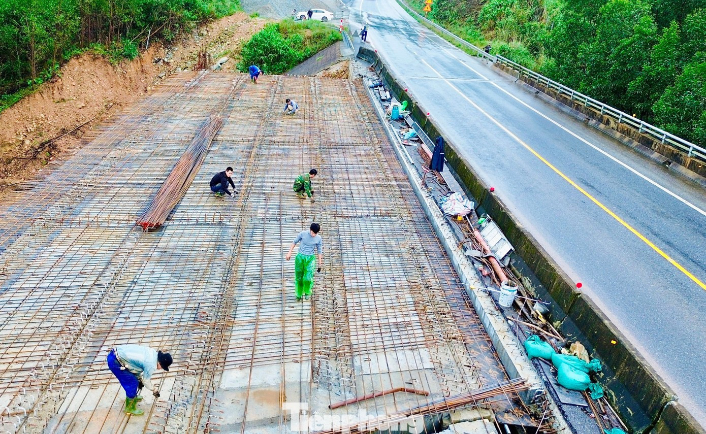 Các đơn vị nhà thầu tổ chức thi công liên tục ngày đêm tại dự án cao tốc La Sơn - Hòa Liên. cao-toc-1.jpg