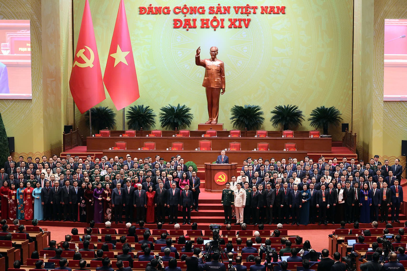 Các Ủy viên Trung ương Đảng khoá XIV ra mắt Đại hội XIV. Ảnh: Như Ý. tienphong-231bemac.jpg