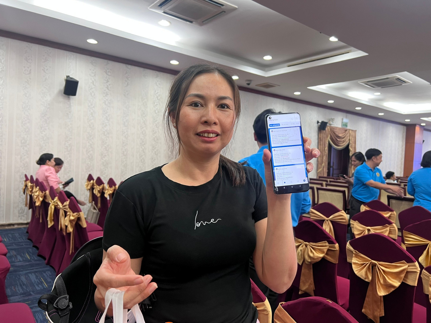 Nữ công nhân vui mừng được nhận quà Tết là 1 triệu đồng vào tài khoản. z7474110486037-d2ace4ce027b46db253d7e9ed5e133c3.jpg