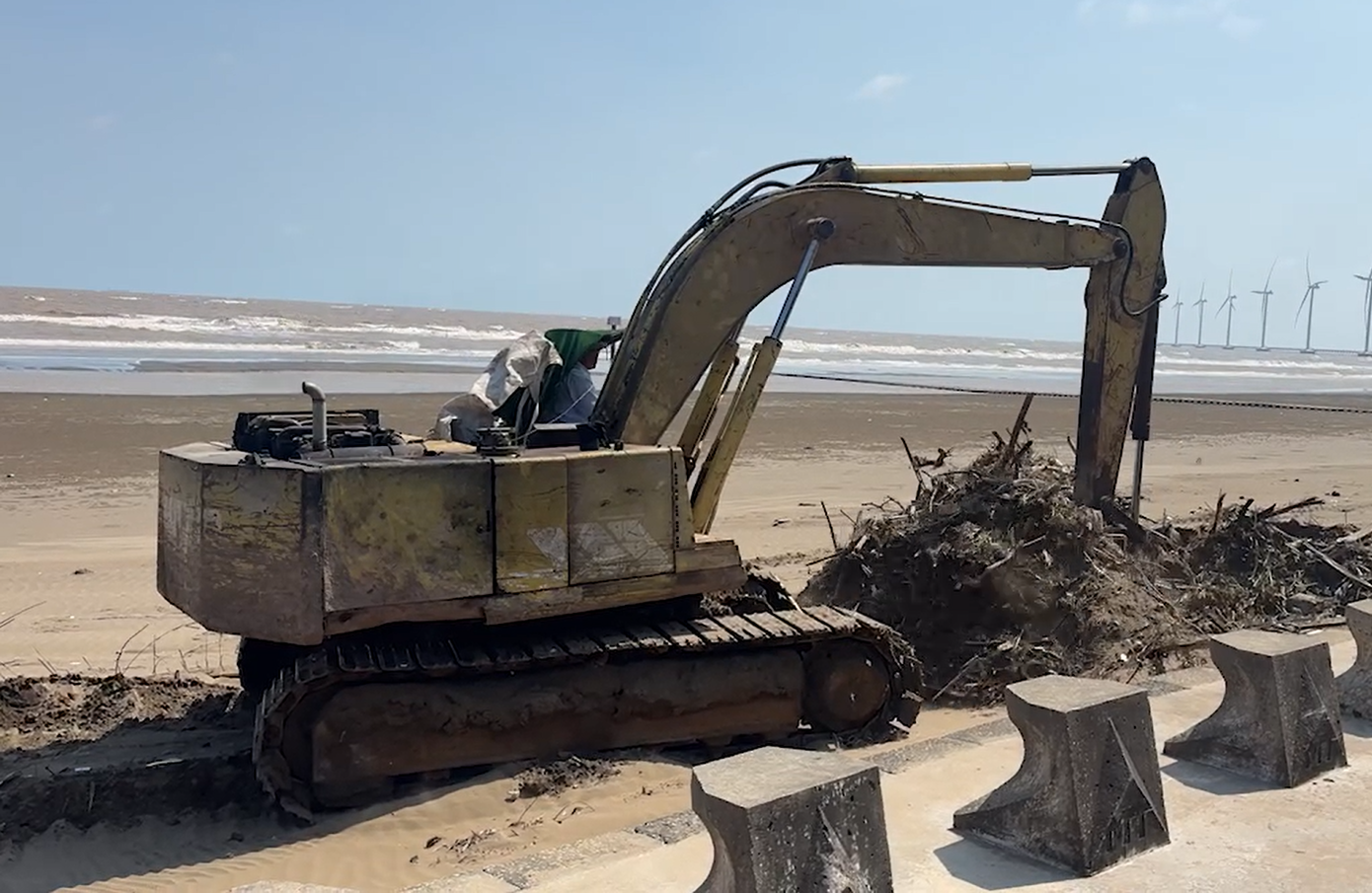 Công tác làm sạch bờ biển được triển khai nhằm trả lại cảnh quan thông thoáng, sẵn sàng đón khách dịp Tết Nguyên đán Bính Ngọ năm 2026. Sở Văn hóa - Thể thao và Du lịch (VH-TT&DL) Vĩnh Long cũng đề nghị UBND các xã phường phổ biến, hướng dẫn, giám sát các doanh nghiệp, cơ sở kinh doanh dịch vụ du lịch khu vực biển Ba Động đảm bảo vệ sinh môi trường, vệ sinh an toàn thực phẩm, giữ cảnh quan, đặc biệt dịp cao điểm Tết. bien.png