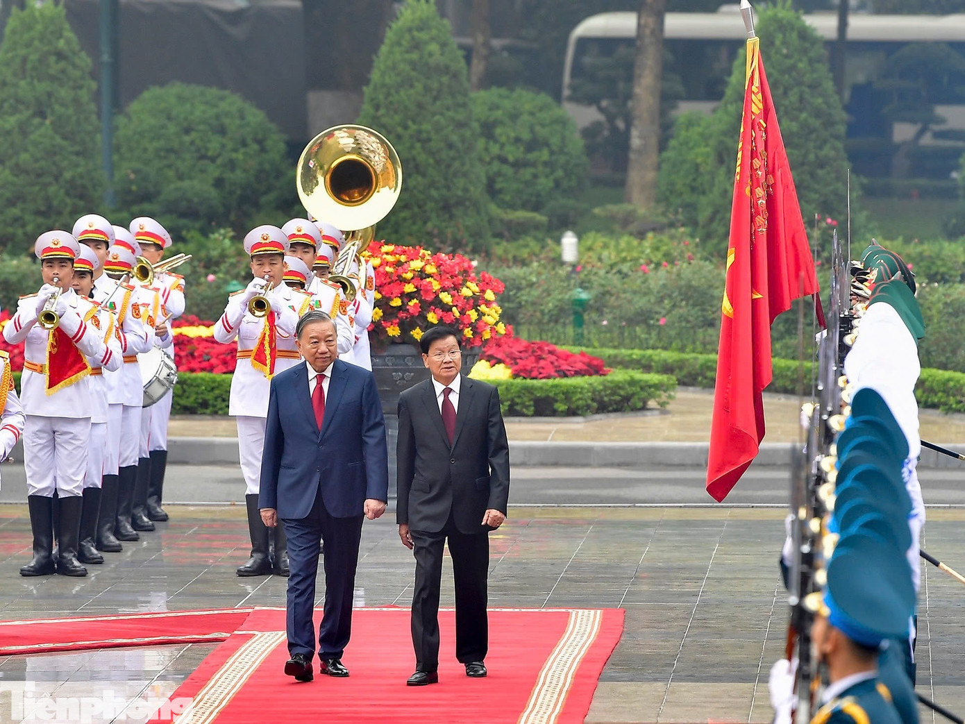 Tổng Bí thư Tô Lâm và Tổng Bí thư, Chủ tịch nước Lào Thongloun Sisoulith duyệt đội danh dự. Ảnh: Như Ý tp-bl_img-2060.jpg