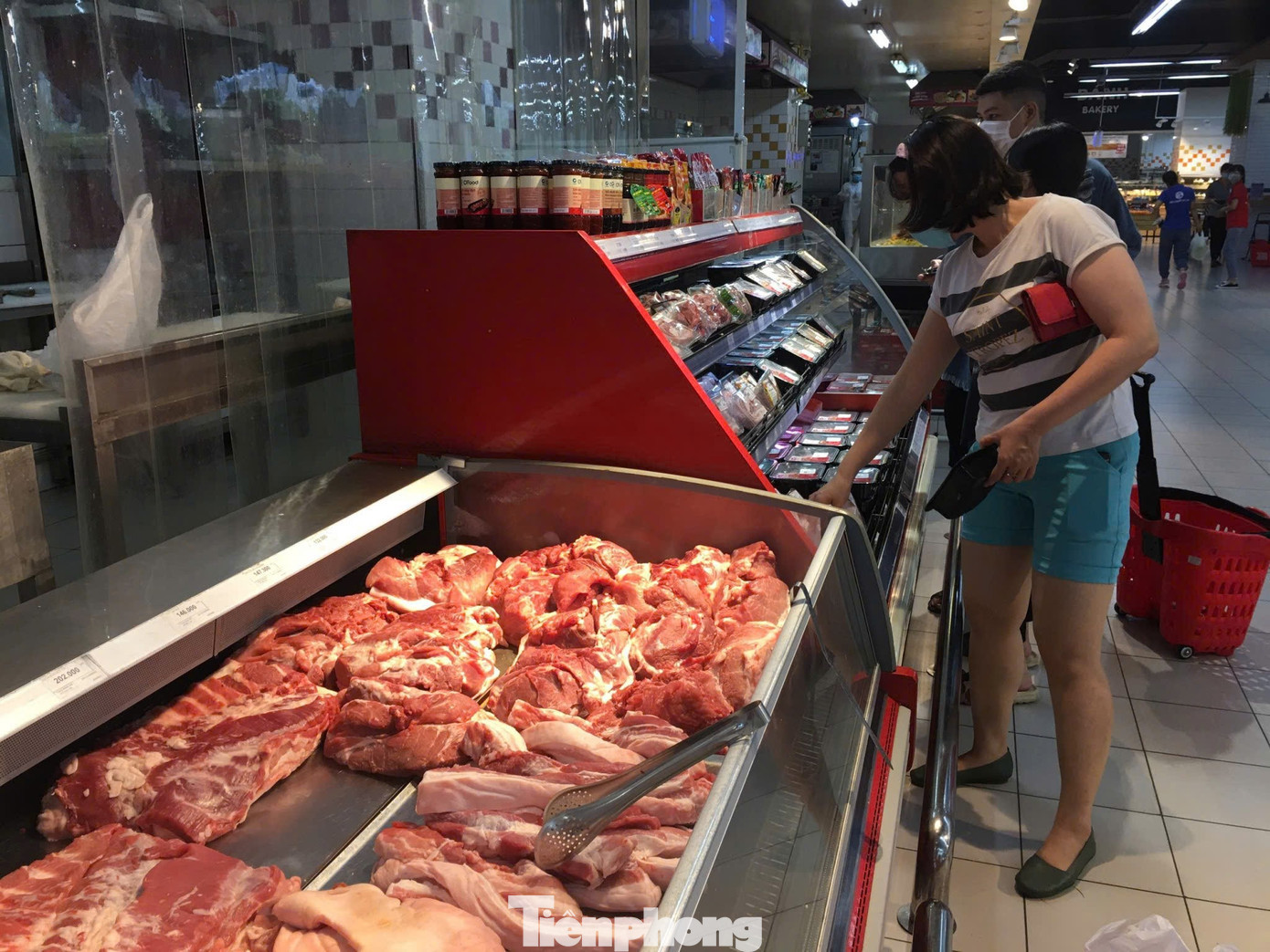 Người tiêu dùng lựa chọn kỹ càng khi giá thịt lợn tăng cao. tp-thit-lon-2.jpg