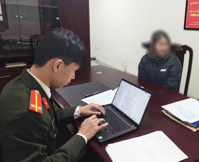 Cơ quan Công an làm việc với chị P. Ảnh CACC xu-phat.jpg