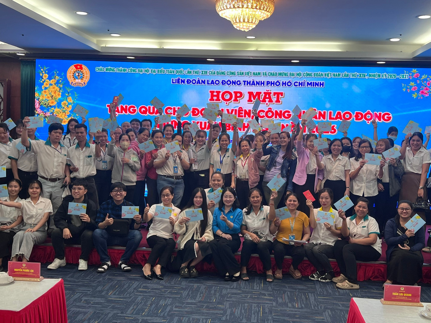 Hơn 350.000 đoàn viên, người lao động TPHCM có hoàn cảnh khó khăn được nhận quà Tết với tổng số tiền lên tới 350 tỷ đồng (1 triệu đồng/người) thông qua hình thức chuyển khoản. z7474111509736-273bb8090d2fedcd039bd5e03f5ce984.jpg