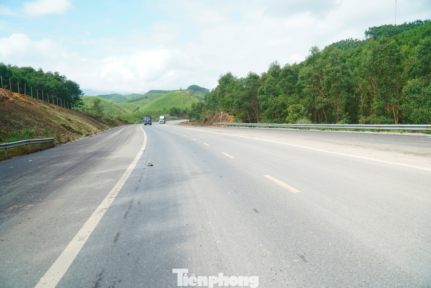 Nhiều km đường mở rộng trên tuyến đã hoàn thiện mặt thảm cuối cùng. cao-toc-3.jpg