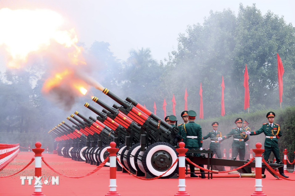 Nghi lễ bắn 21 phát đại bác chào mừng Tổng Bí thư, Chủ tịch nước Lào và Phu nhân. Ảnh: TTXVN screen-shot-2026-01-26-at-110803-am.png