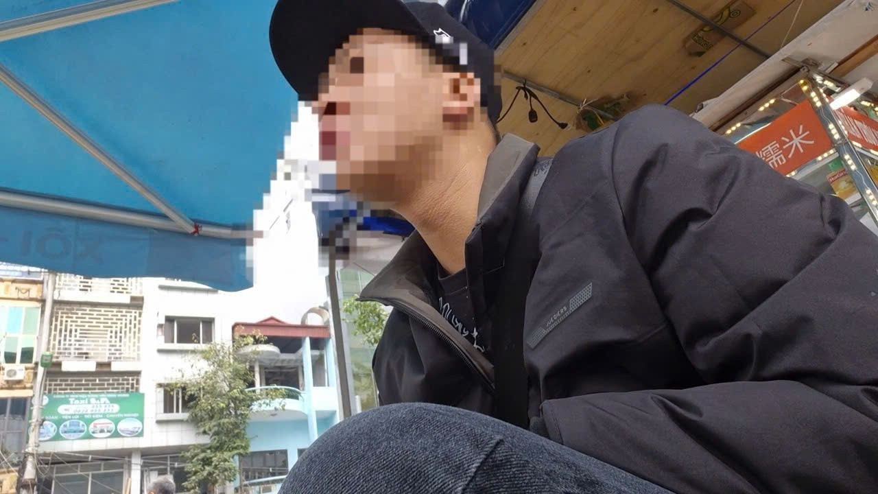 D., người chuyên nhận nhập hàng qua biên giới chia sẻ với phóng viên Ảnh: Minh Trí 3-9204.jpg