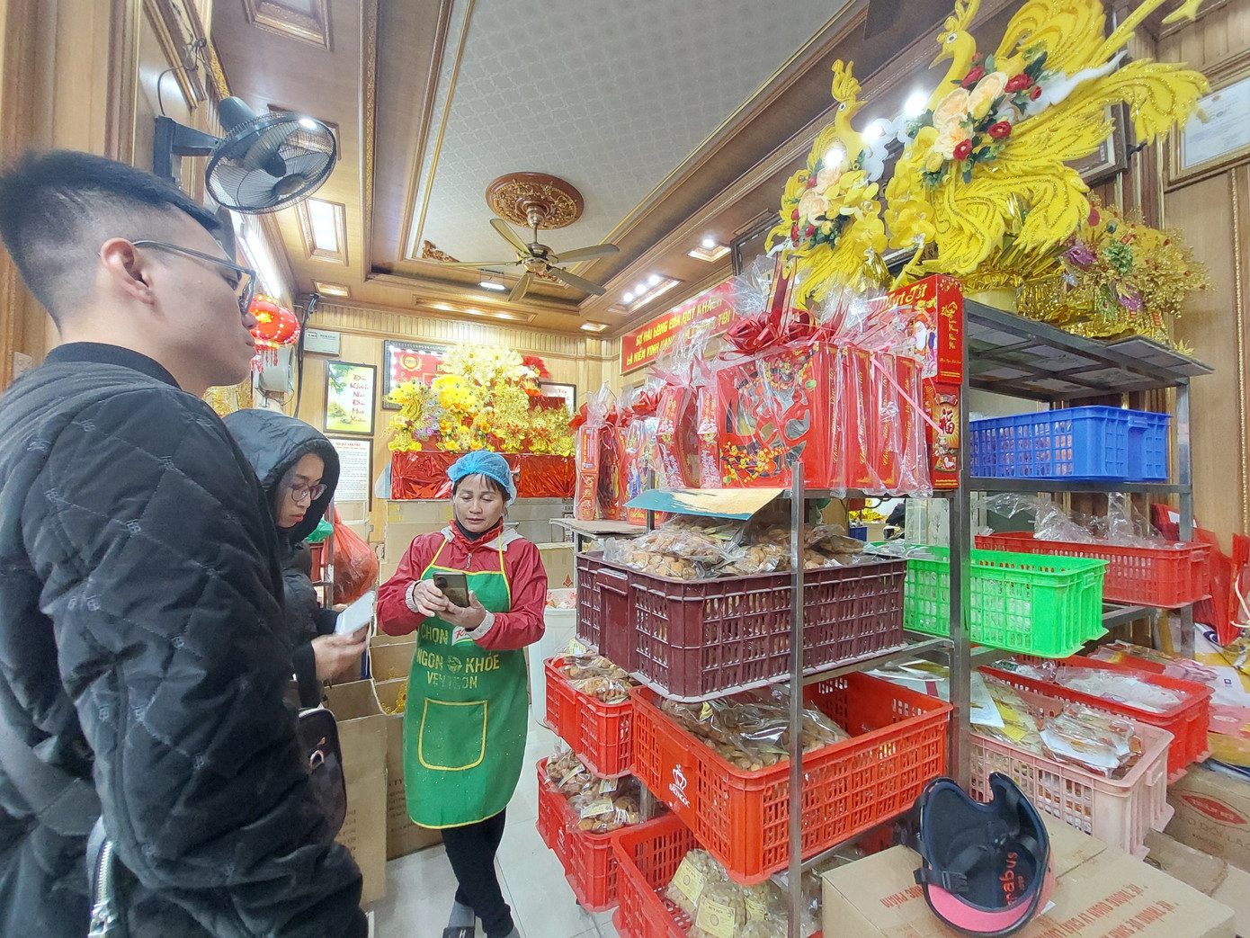 Người dân tham khảo các loại mứt Tết Ảnh: NGỌC LINH 2.jpg