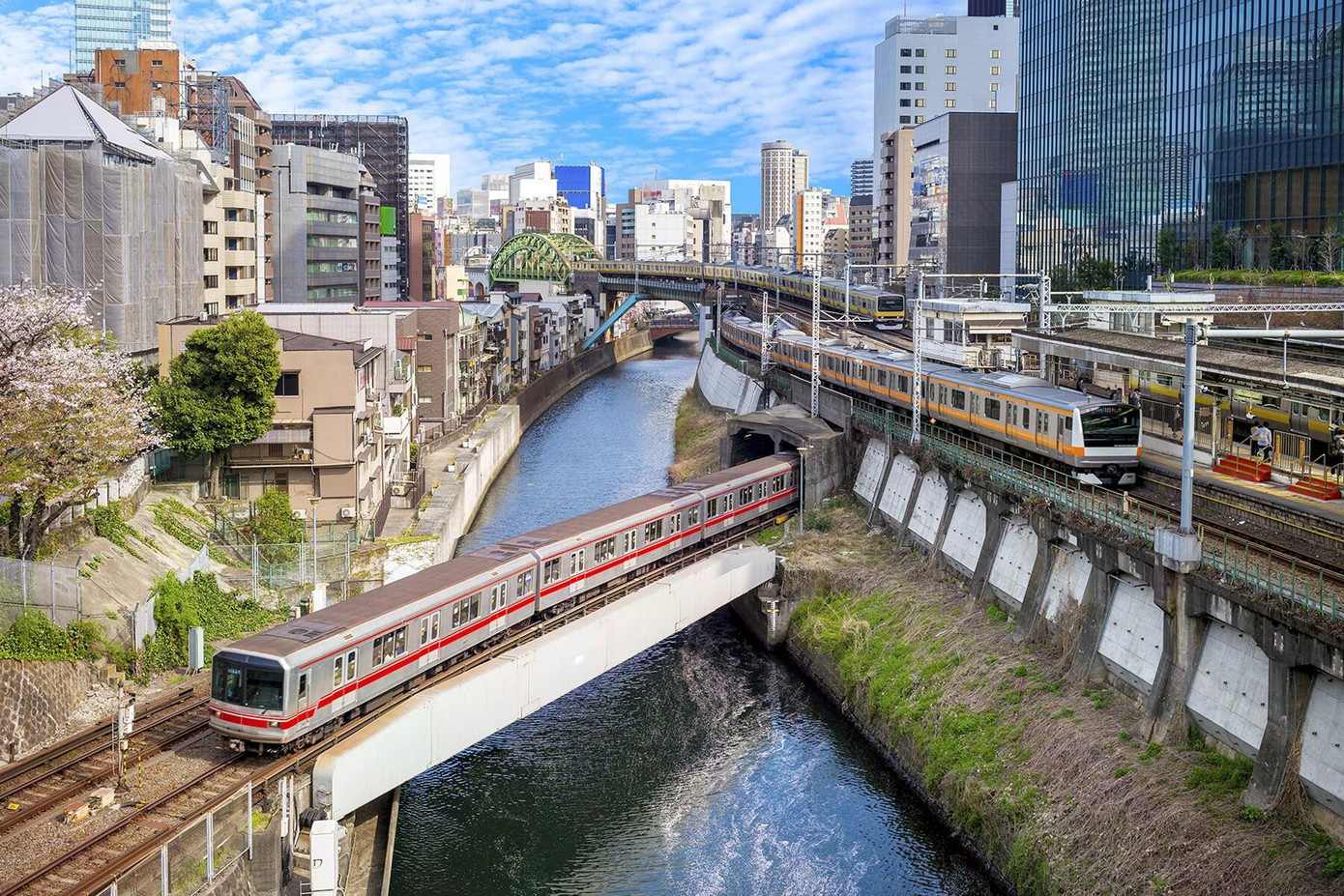 Nhờ hệ thống giao thông công cộng cực kỳ hiệu quả, người dân Tokyo có thể sinh sống ở các khu vực xa trung tâm mà vẫn tiếp cận thuận lợi với nơi làm việc. Ảnh: Envato. h3-1729324156425591963693.jpg