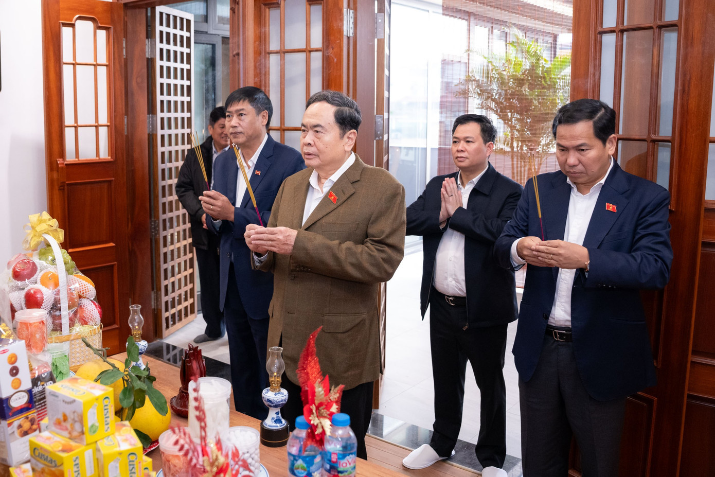 Chủ tịch Quốc hội thắp hương tưởng nhớ cố Tổng Bí thư, cố Chủ tịch Quốc hội Nguyễn Phú Trọng. Ảnh: QH 281ctqh5.jpg