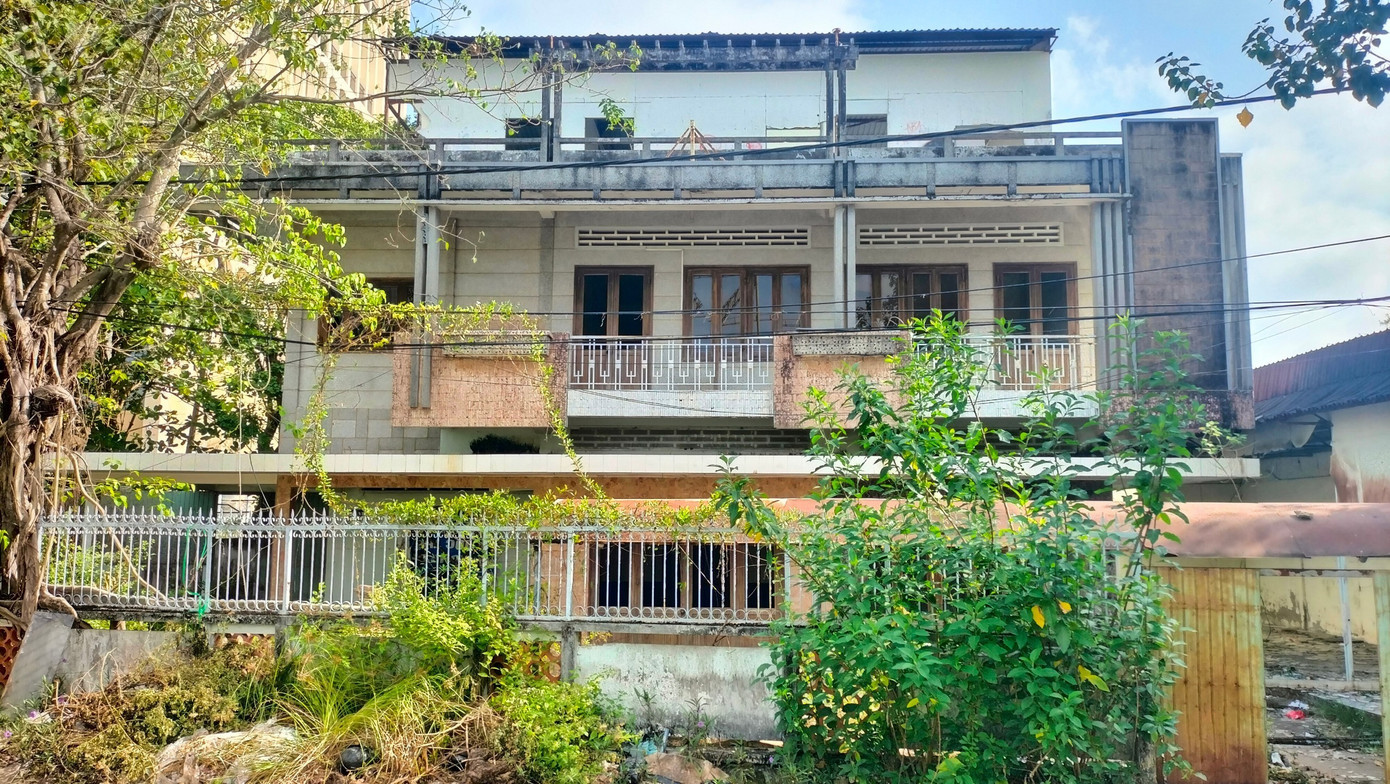Tính đến nay, sau rà soát, tỉnh Cà Mau quyết định giao 90 cơ sở nhà, đất dôi dư cho Trung tâm phát triển quỹ đất tỉnh quản lý, khai thác, xử lý. Trong ảnh: Trụ sở Sở Văn hoá, Thể thao và Du lịch tỉnh Bạc Liêu cũ, nằm trên đường Võ Thị Sáu không còn sử dụng, được giao xử lý. 1.jpg