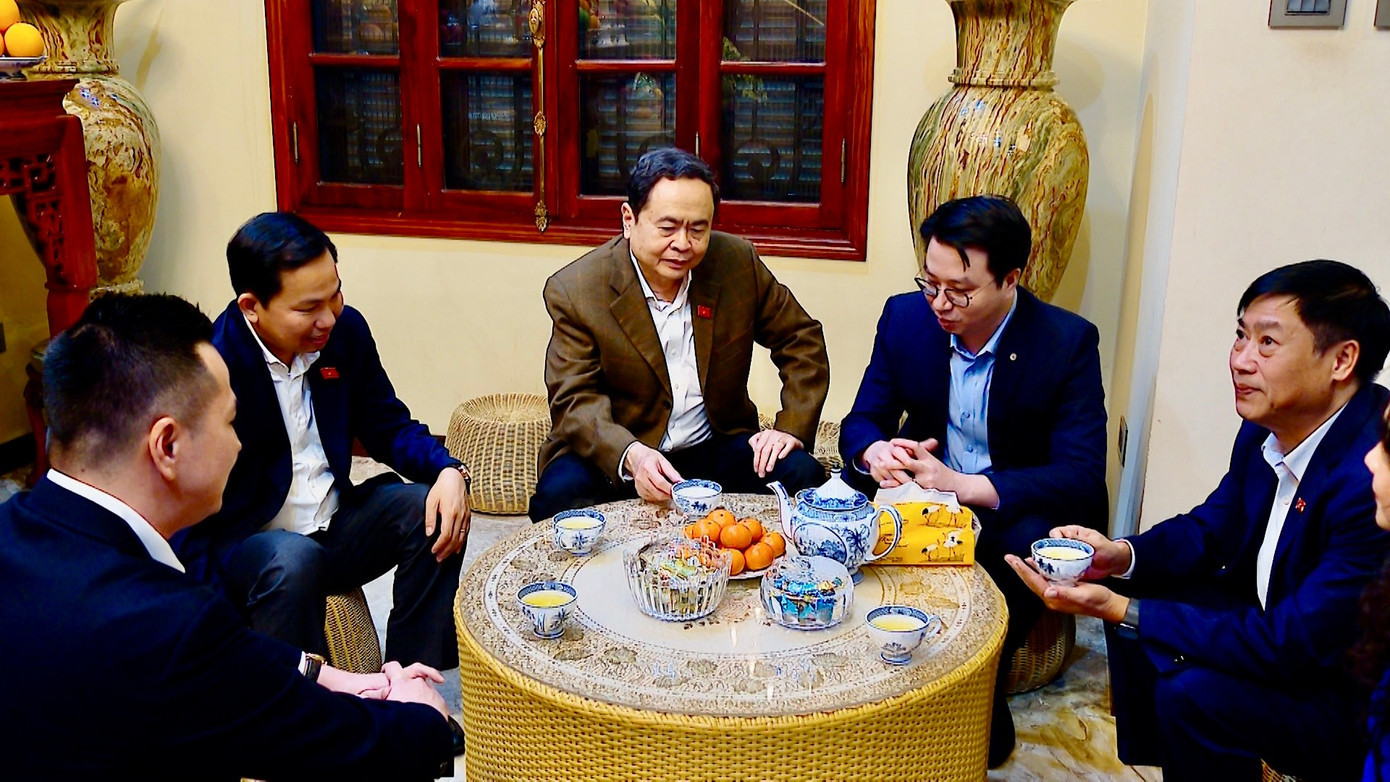 Chủ tịch Quốc hội trò c huyện với thân nhân gia đình cố Chủ tịch nước Trần Đại Quang. 281ctqh2.jpg