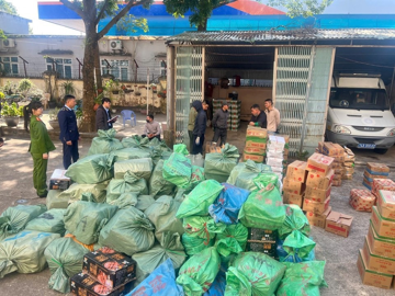 Đột kích một kho chứa thực phẩm, phát hiện hơn 2.500kg xúc xích, 1.000kg chả mực, há cảo, tôm hùm không rõ nguồn gốc
