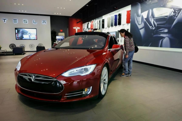 Hơn 13 năm gắn bó với mẫu sedan điện cao cấp, chủ xe Tesla 'phát hoảng' khi đi thay pin