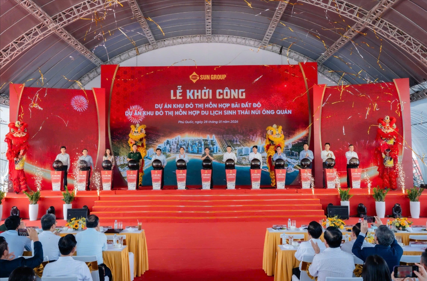 Các đại biểu thực hiện nghi thức khởi công dự án. z7476128811678-308b5d74fdca4aeeaaa863a05346157c-259.jpg