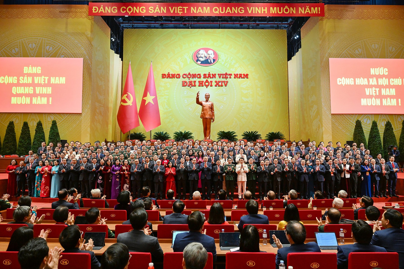 Ban Chấp hành Trung ương Đảng khoá XIV ra mắt tại Đại hội XIV của Đảng. Ảnh: Như Ý. z7475516211102-90b96f33fd2cb2f343f2028a20c76a0d.jpg