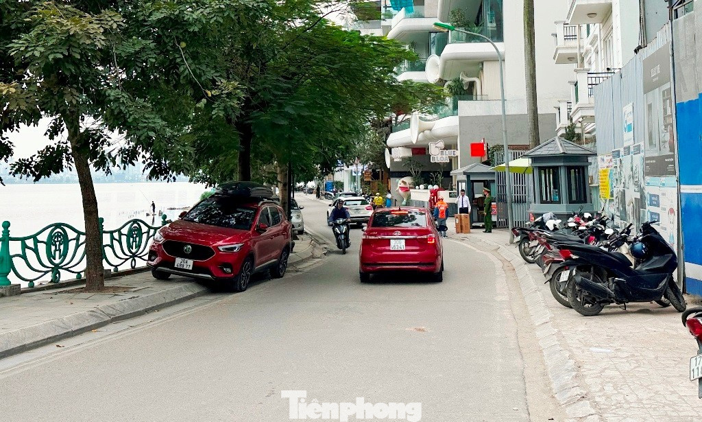 Từ mặt cắt ngang nhiều đoạn khoảng 3 - 4 mét, đường ven Hồ Tây sẽ được mở rộng rộng nhất lên 24 m. tp-3-2277.jpg