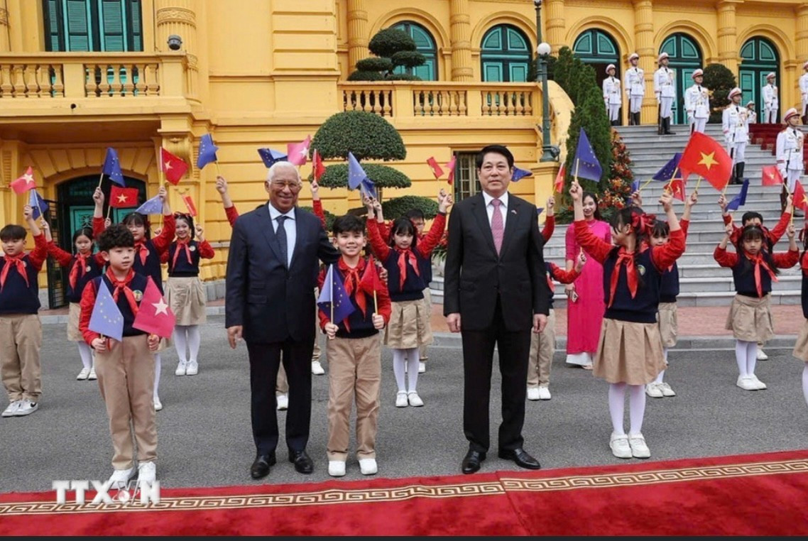Chủ tịch nước Lương Cường và Chủ tịch Hội đồng châu Âu chụp ảnh cùng các em thiếu nhi Hà Nội tại lễ đón. Ảnh: TTXVN img-2130.jpg