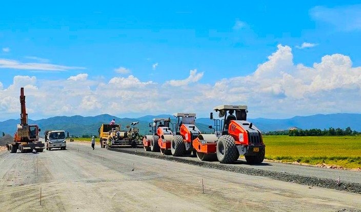Tuyến đường ‘xương sống’ quốc gia nỗ lực về đích, nhiều đoạn đối diện nguy cơ vỡ kế hoạch thông xe trước Tết- Ảnh 2. Tuyến đường ‘xương sống’ quốc gia nỗ lực về đích, nhiều đoạn đối diện nguy cơ vỡ kế hoạch thông xe trước Tết- Ảnh 2.