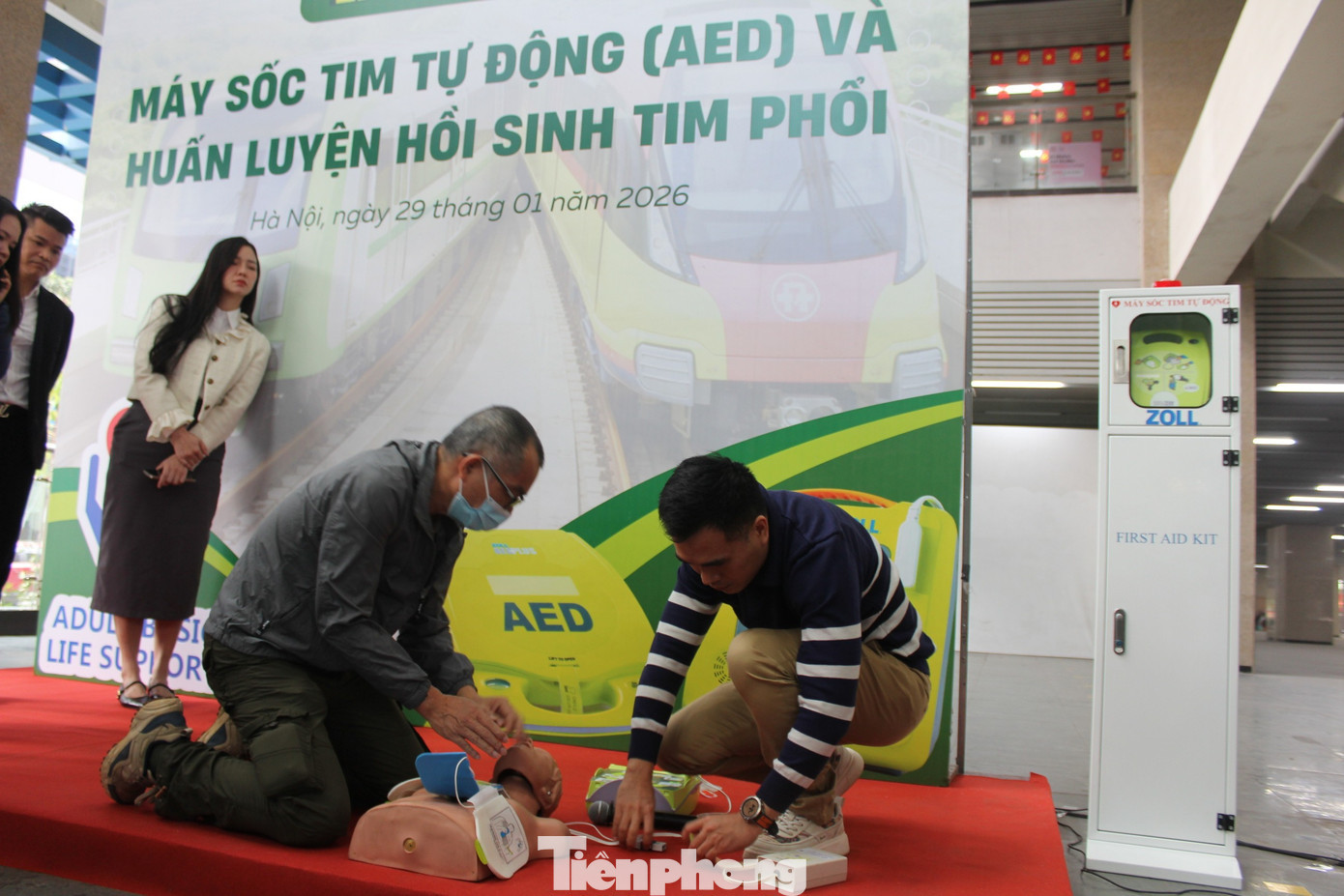 Nhân viên ga Cát Linh được hướng dẫn cách nhận diện dấu hiệu ngừng tim, thực hiện ép tim ngoài lồng ngực và sử dụng máy sốc tim theo quy trình. Ảnh: Lộc Liên. tp-may-soc-tim-tai-ga-cat-linh-35.jpg