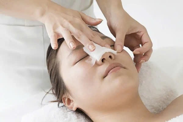 Một thành phố nghiêm cấm quảng cáo thẩm mỹ trong trường học
