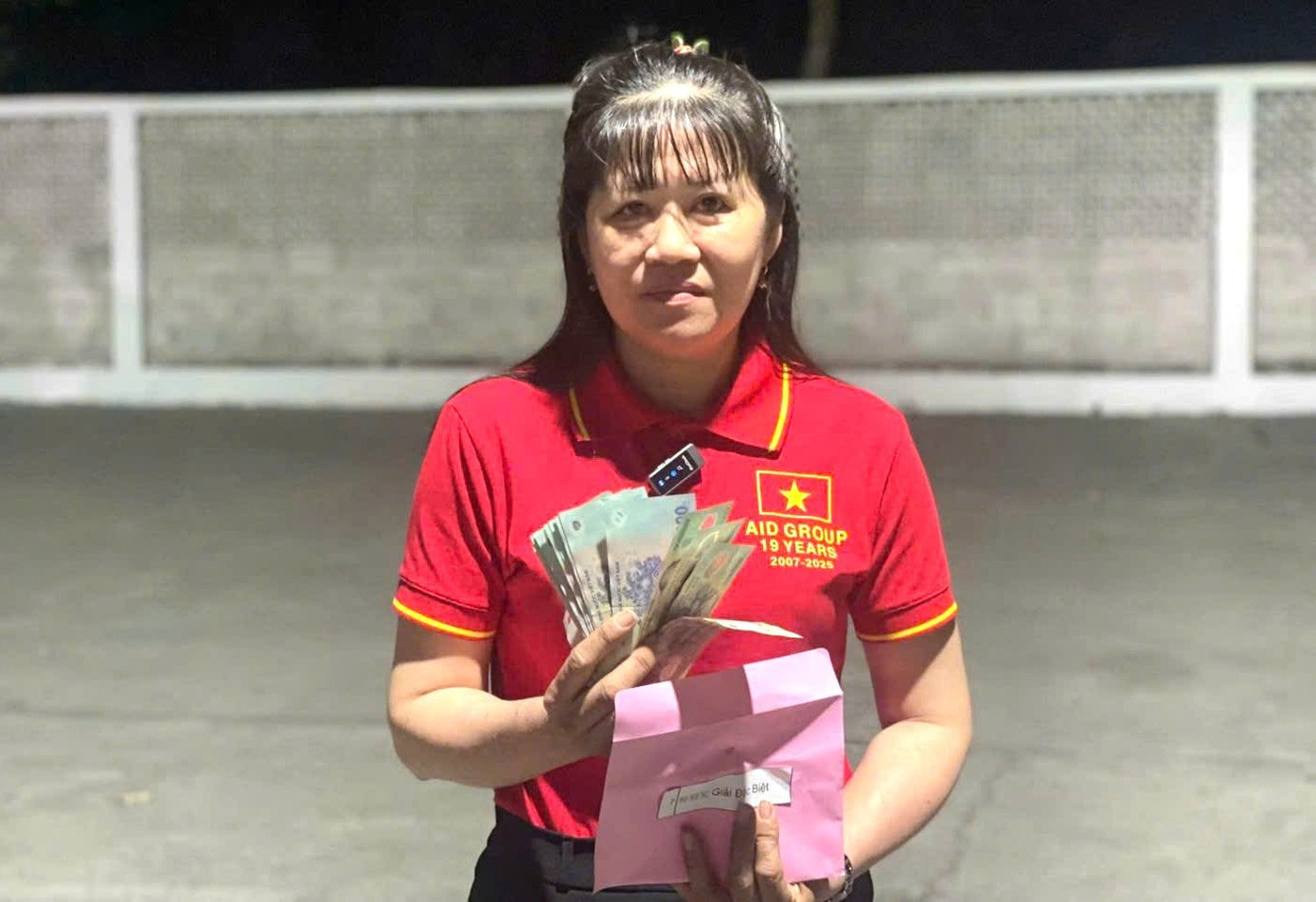 Chị Võ Thị Đệ vui mừng khi được thưởng lớn cuối năm. thuong-tet-1.jpg