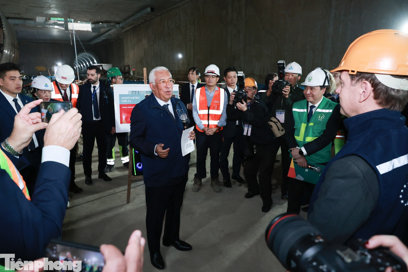 Chủ tịch Hội đồng châu Âu António Costa nói chuyện với các kỹ sư tại dự án metro số 3 ở khu vực Văn Miếu - Quốc Tử Giám. Ảnh: Nhật Minh tp-bl_6c3804efecaa1e85b4cd6980c508455c.jpg
