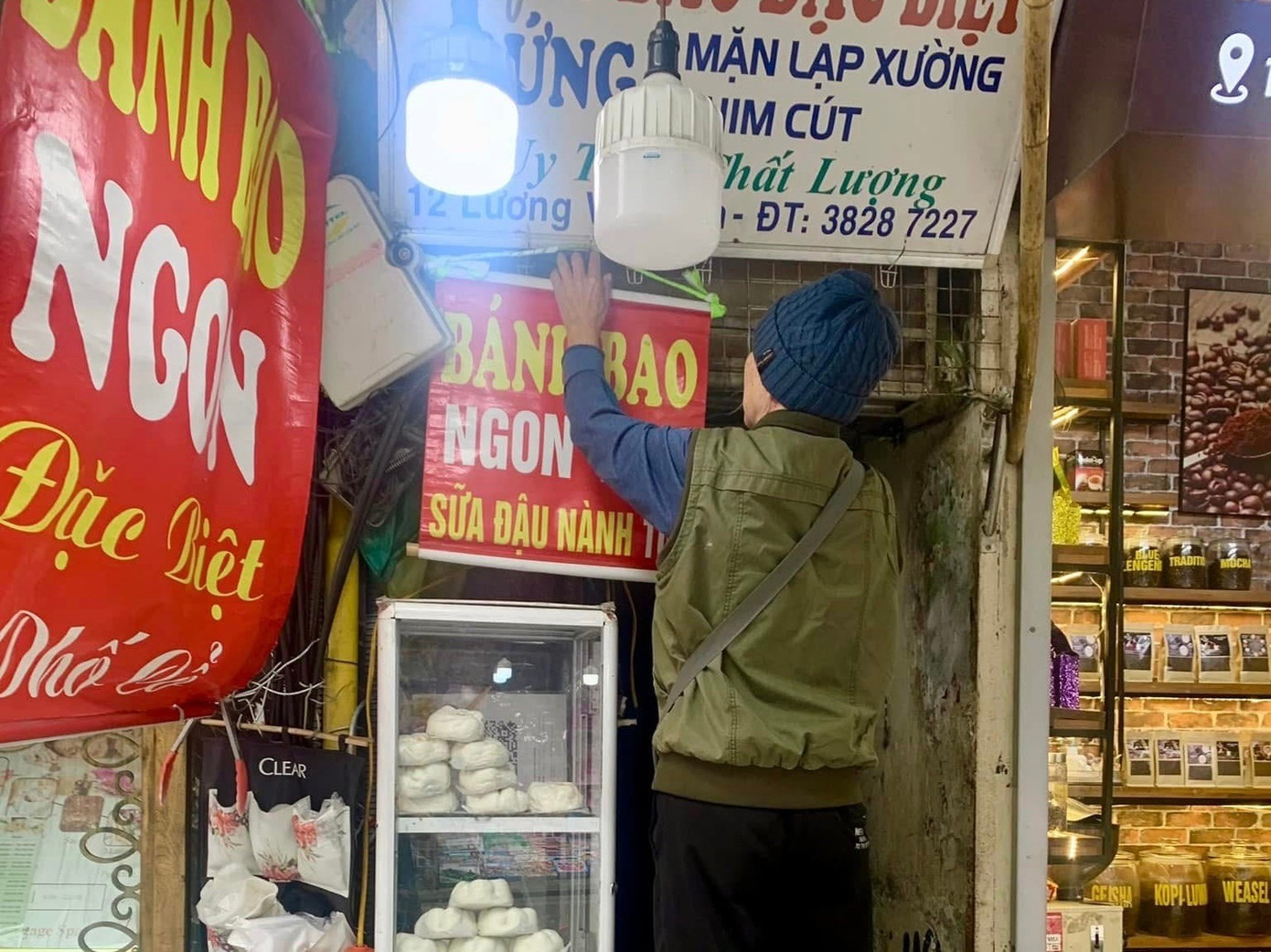 Nhiều người lớn tuổi đã dành cả cuộc đời gắn bó, mưu sinh ở phố cổ. 9e4500f93d97b3c9ea86.jpg