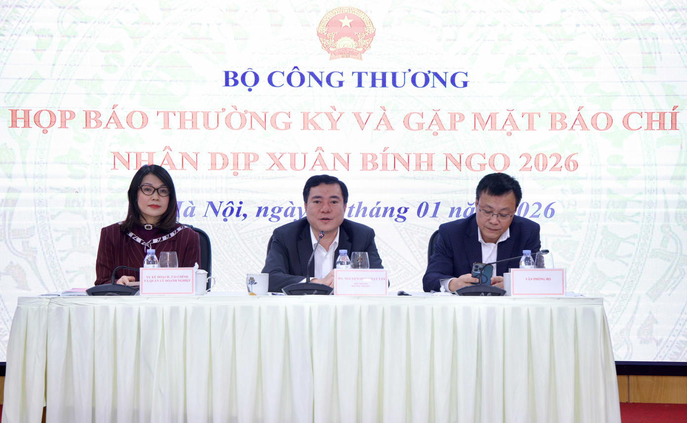 Lãnh đạo Bộ Công Thương trả lời tại họp báo. Ảnh: Như Ý. z7478934139289-4e99fa4f1be0922159a60a2c7adfef0a.jpg