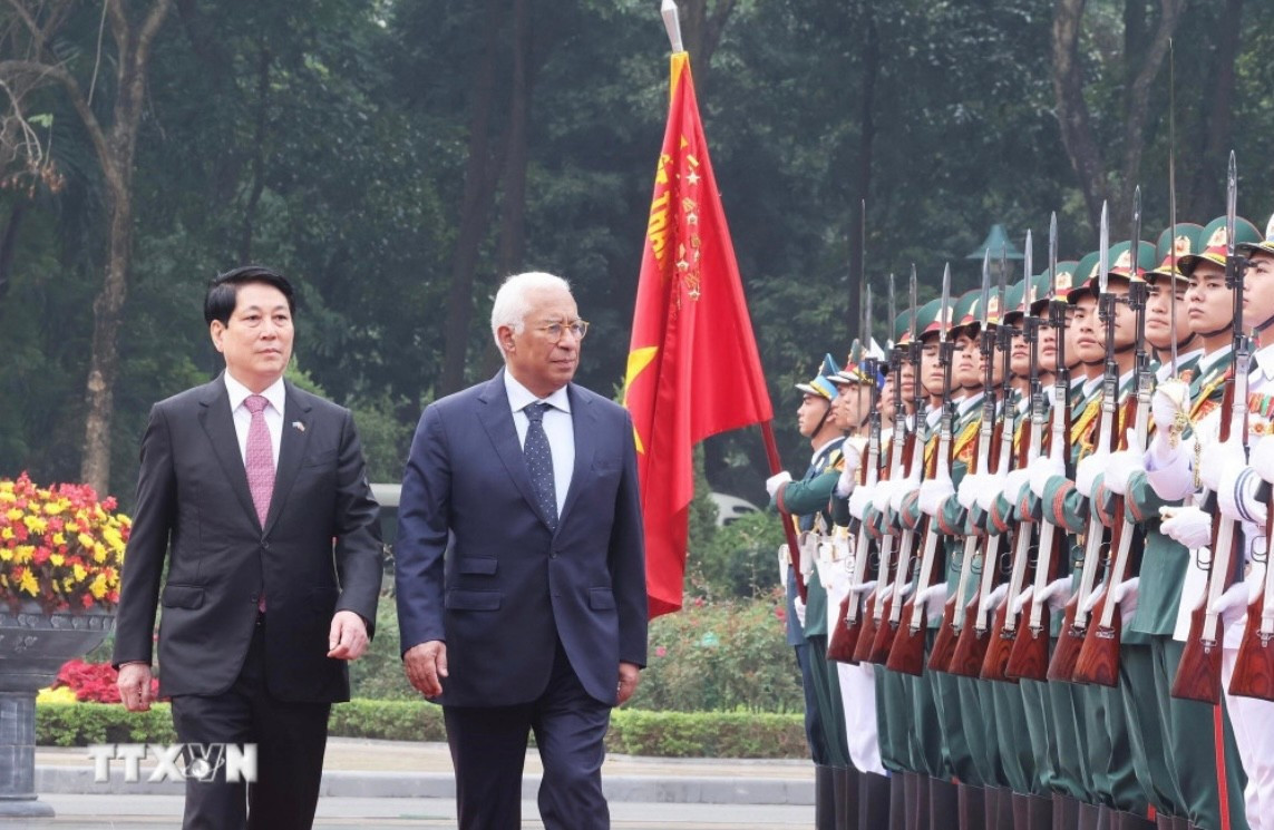Chủ tịch nước Lương Cường và Chủ tịch Hội đồng châu Âu duyệt đội danh dự tại lễ đón. Ảnh: TTXVN img-2131.jpg