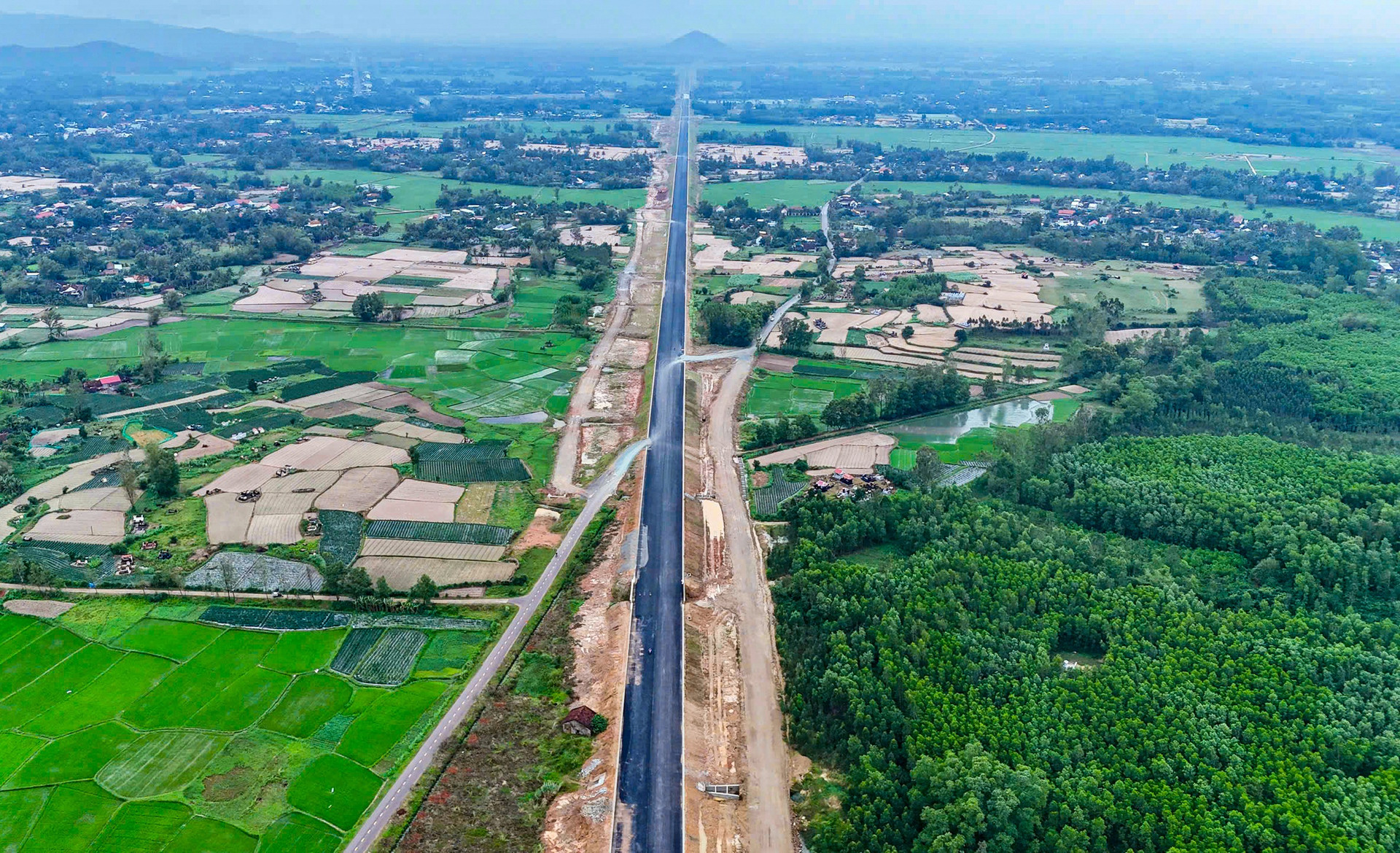 Tuyến đường ‘xương sống’ quốc gia nỗ lực về đích, nhiều đoạn đối diện nguy cơ vỡ kế hoạch thông xe trước Tết- Ảnh 1. Tuyến đường ‘xương sống’ quốc gia nỗ lực về đích, nhiều đoạn đối diện nguy cơ vỡ kế hoạch thông xe trước Tết- Ảnh 1.