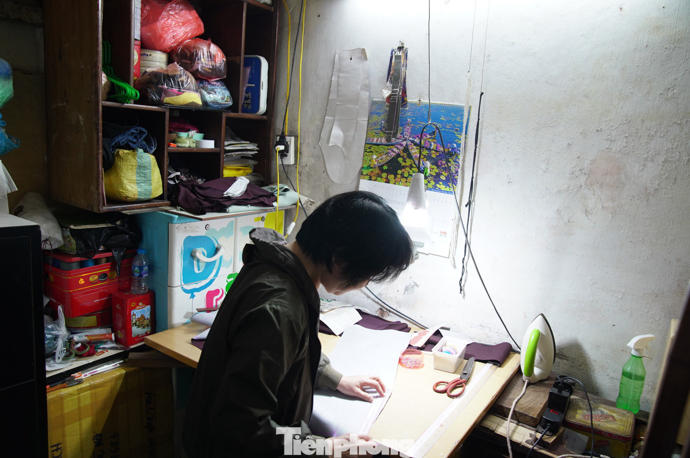 Bà Thoa buôn bán trong căn phòng 7m2 tại 49 Hàng Bạc. tp-08401.jpg