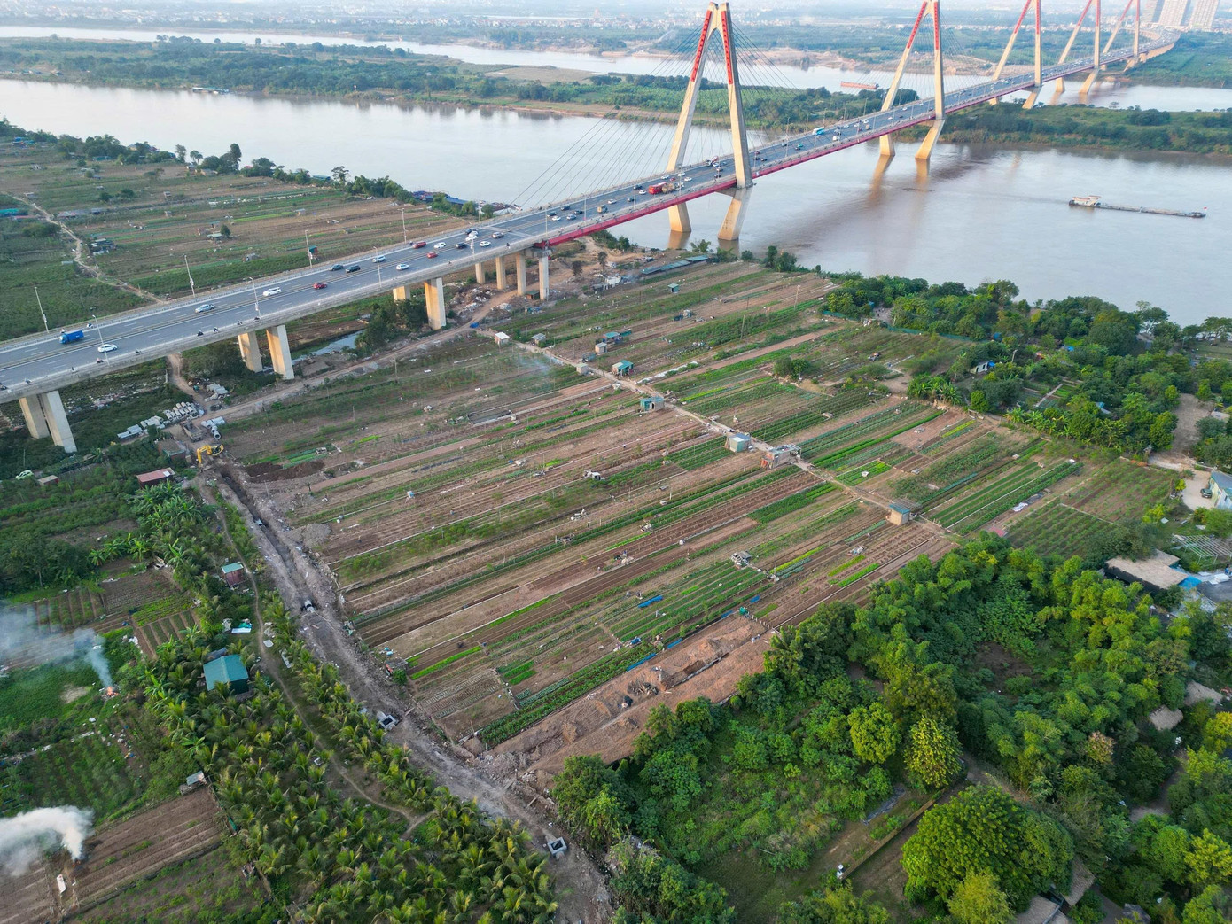 Người dân hai bên sông Hồng mong muốn khi triển khai dự án Trục đại lộ cảnh quan sông Hồng cần gắn phát triển kinh tế với bảo tồn văn hóa làng nghề, phát huy giá trị di sản. 1-3126.jpg