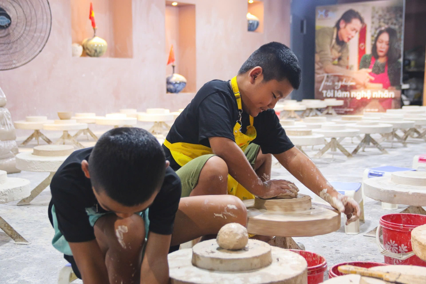 Làng nghề gốm Bát Tràng. z7373680844104-12ecf66b64eda09375e69294ec13a4b8.jpg