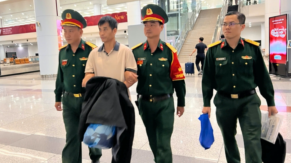 Bắt, áp giải đối tượng truy nã Nhâm Văn Tuấn, SN 1985 từ Lào về Việt Nam - ảnh 1