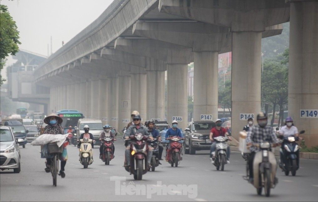 Xe máy vẫn là nguồn phát thải CO và HC đáng kể trong không khí đô thị, đặc biệt với các dòng xe cũ không được bảo dưỡng định kỳ. Ảnh: Lộc Liên. chuan-bi-kiem-soat-khi-thai-o-to-xe-may-5962.jpg