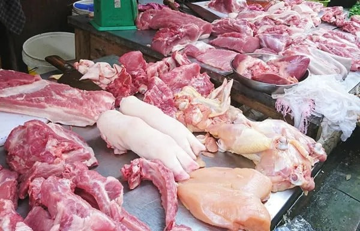 Giá thịt lợn đội lên 30.000 đồng/kg, nhiều gia đình Hà Nội ăn dè sẻn ngay giáp Tết