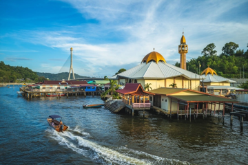 Quốc gia có diện tích nhỏ hơn Việt Nam 57 lần, là nước duy nhất Đông Nam Á có chữ trên quốc kỳ, sở hữu ngôi làng nổi lớn nhất thế giới