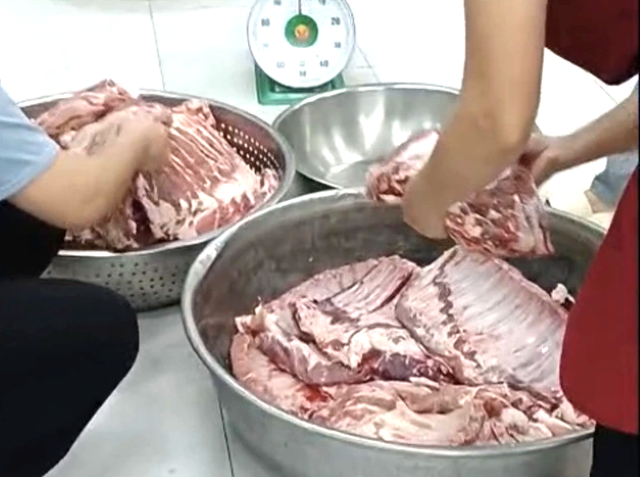 Thịt heo đổi màu, kém chất lượng đưa vào trường học bị trả lại thit.png