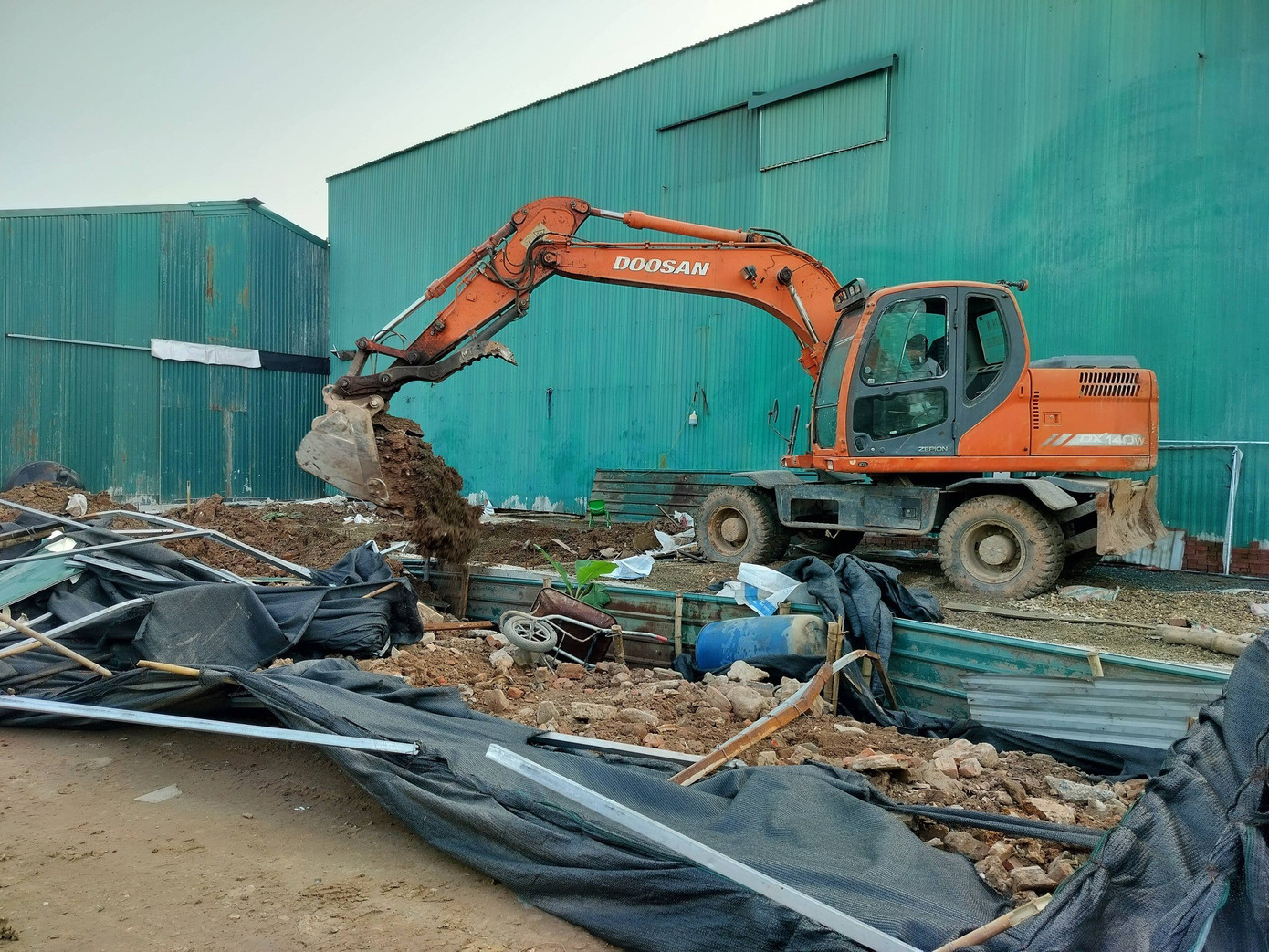 UBND xã Tây Phương cưỡng chế xử lý 19 công trình xây dựng trên đất nông nghiệp 622917549-122195227658516361-3589401813818613799-n.jpg