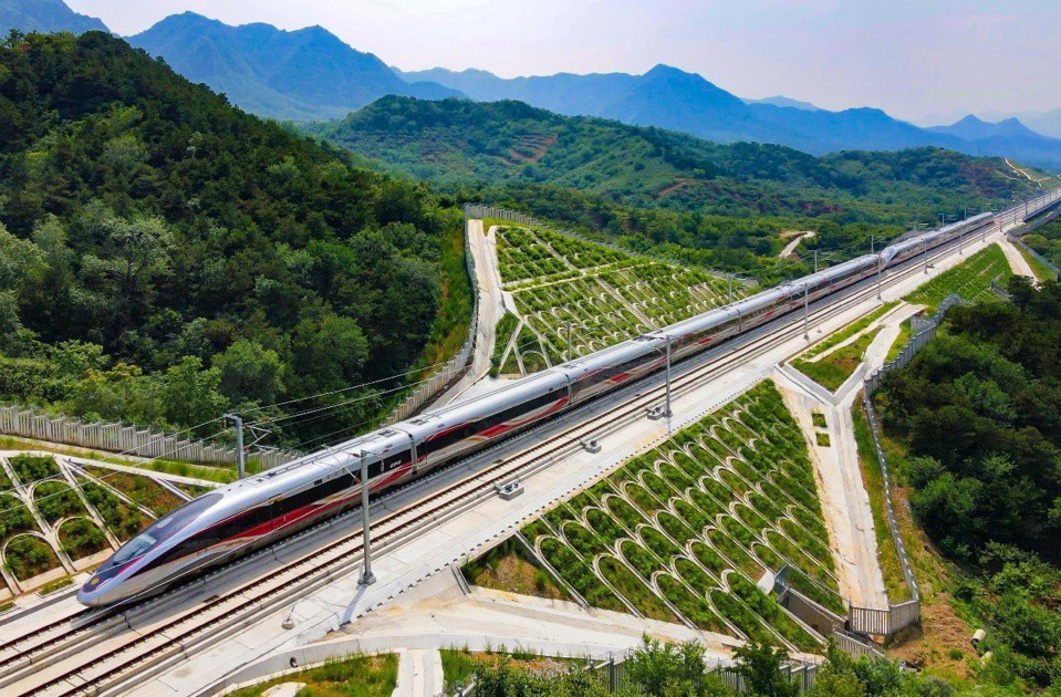 Công tác lựa chọn tư vấn hỗ trợ kỹ thuật lập Báo cáo nghiên cứu khả thi dự án đường sắt tốc độ cao Bắc - Nam đã hoàn tất. Ảnh minh họa: Xinhua. day-nhanh-dau-tu-nhieu-tuyen-duong-sat-truoc-nam-2030-3.png
