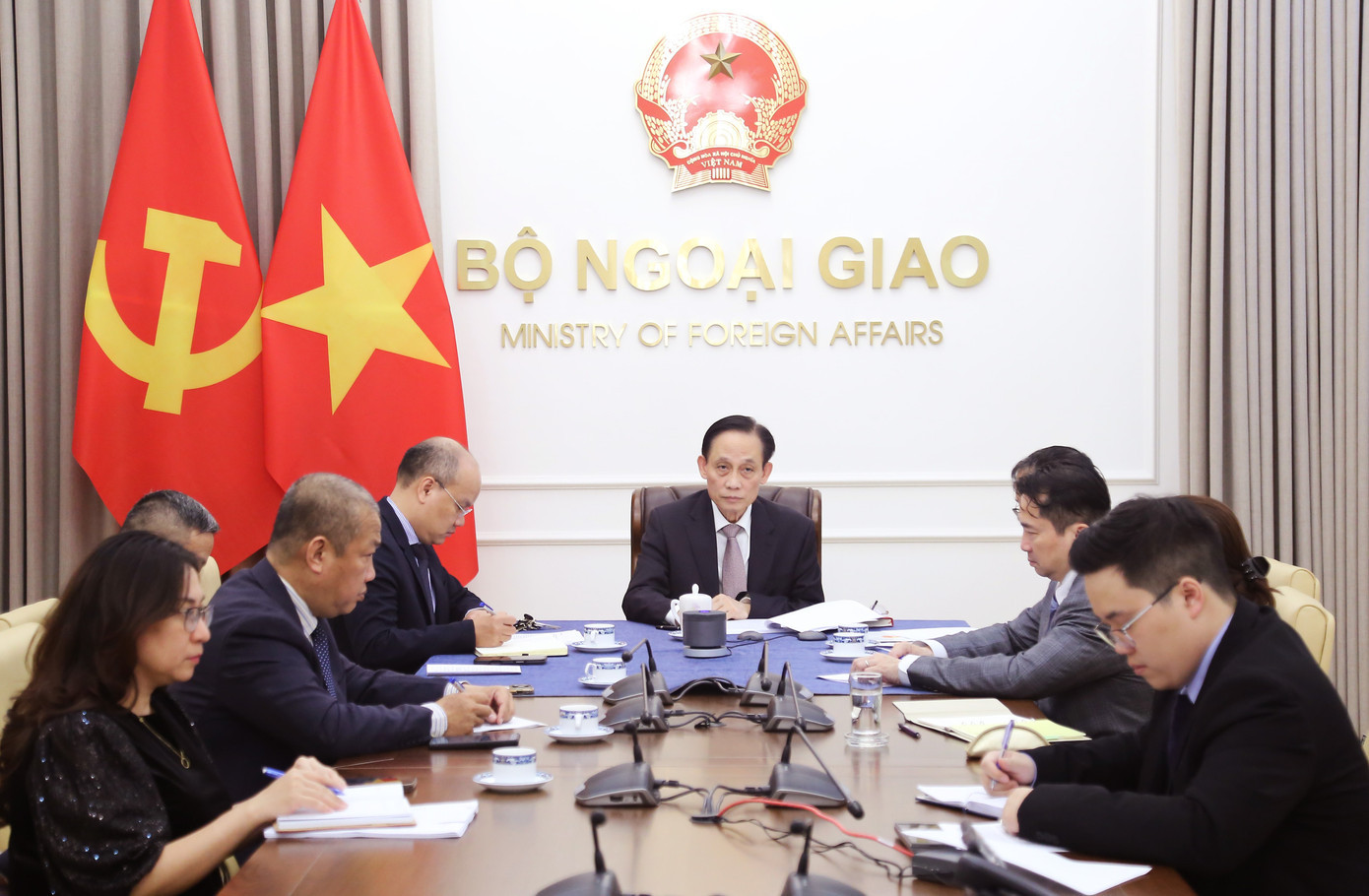 Bộ trưởng Ngoại giao Lê Hoài Trung trong cuộc điện đàm với Bộ trưởng Ngoại giao Venezuela tối 30/1. Ảnh: Mofa img-2257.jpg