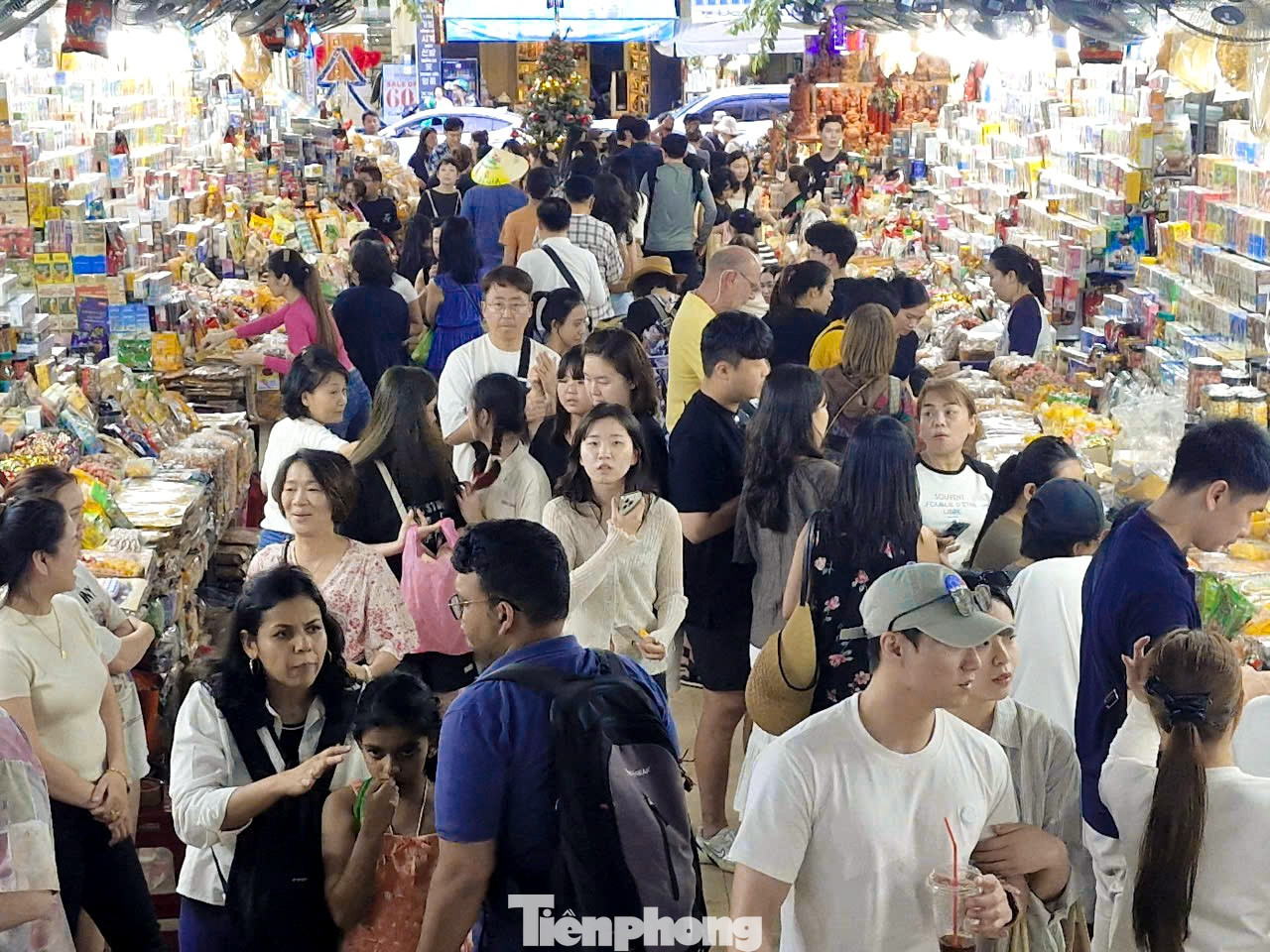 Không chỉ người dân địa phương, nhiều du khách trong và ngoài nước cũng lựa chọn chợ Hàn là điểm đến tham quan, mua sắm đặc sản Đà Nẵng trong những ngày nghỉ đầu năm. tp-chosieuthidnn.jpg