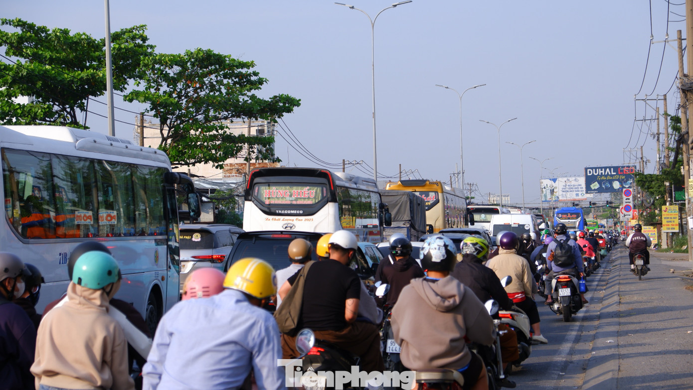 Giao thông trên tuyến đường Lê Khả Phiêu (quốc lộ 1) hướng các tỉnh, thành miền Tây đi TPHCM vào lúc 16h30 chiều 4/1. tp-an-lac-2.jpg