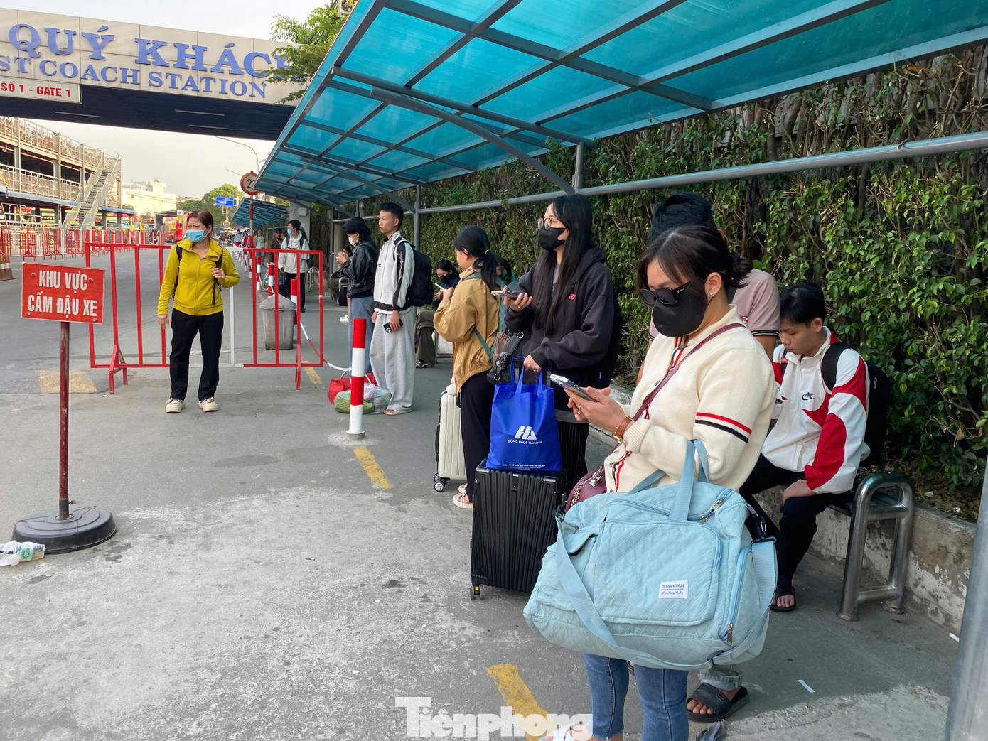 Các hành khách đón taxi, xe công nghệ để rời bến xe. tp-an-phu-10.jpg